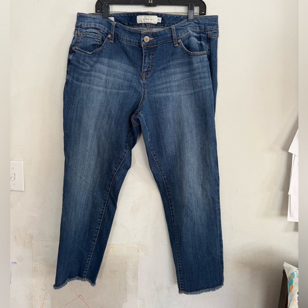 Torrid Womens Boyfriend Blue Cropped Ankle Fray Hem Jeans, Size 18